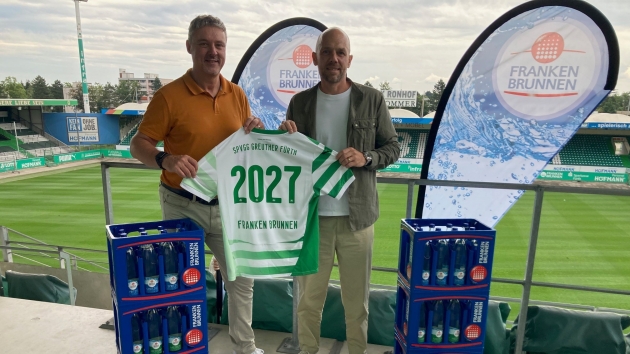 Franken Brunnen und SpVgg Greuther Fürth verlängern Partnerschaft - Markus Humpert, Geschäftsführer Franken Brunnen GmbH & Co. KG (links), und Holger Schwiewagner, Geschäftsführer der SPVGG Greuther Fürth GmbH & Co. KGaA - Quelle: Franken Brunnen GmbH & Co. KG